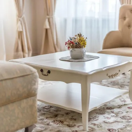 Charming Old Town Apartman