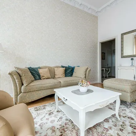 Charming Old Town Apartman *